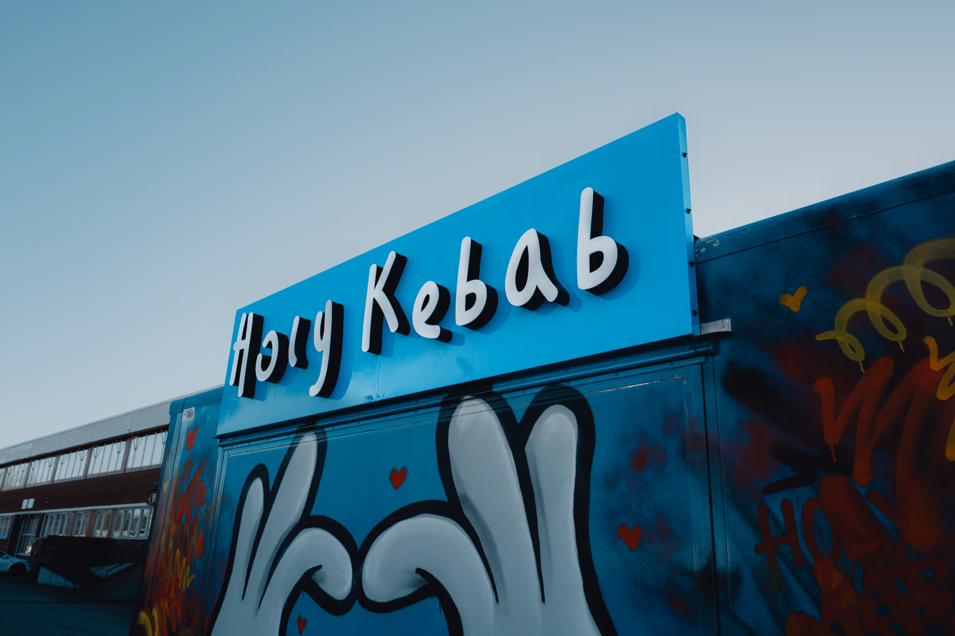 Detalj av den blå Holy Kebab-foodtrucken och dess skylt