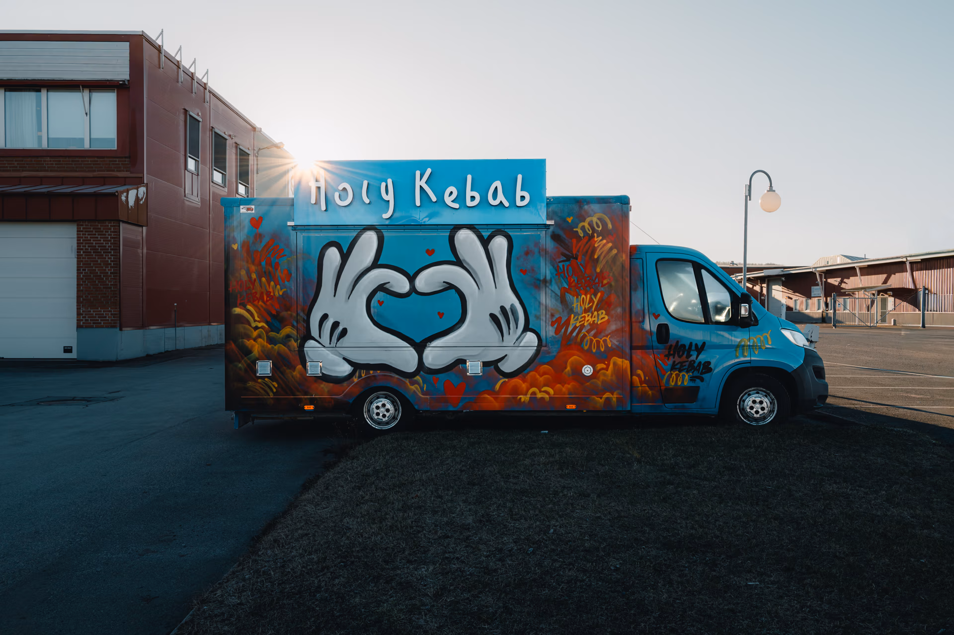 Holy Kebabs blå foodtruck parkerad utomhus