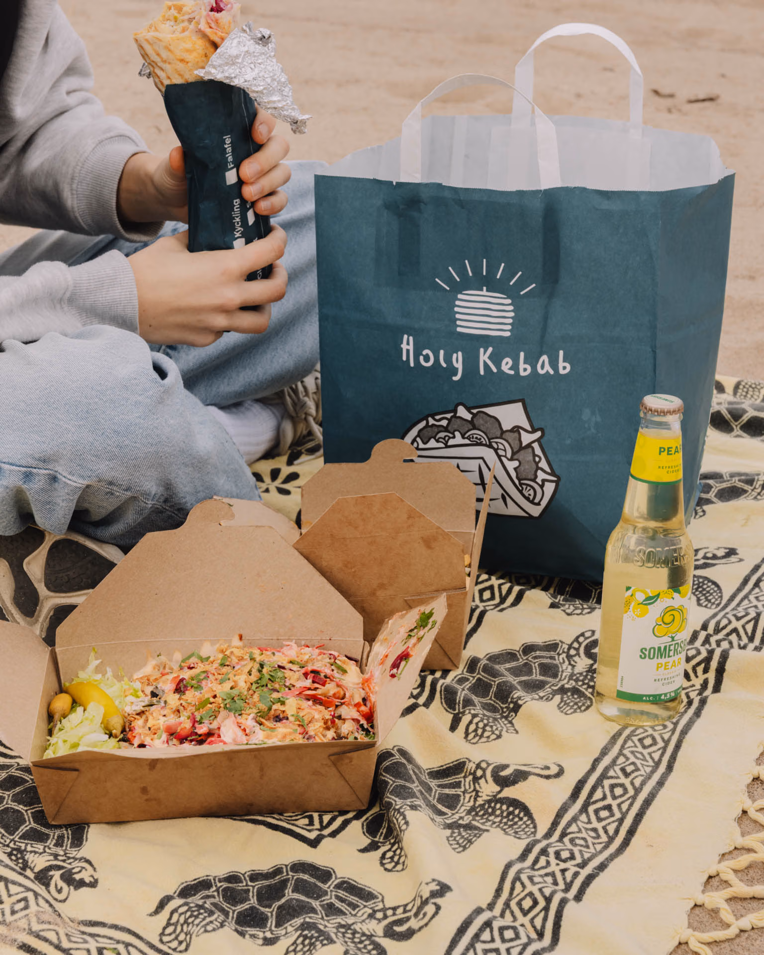 Holy Kebab som takeaway med kebabrulle och tillbehör