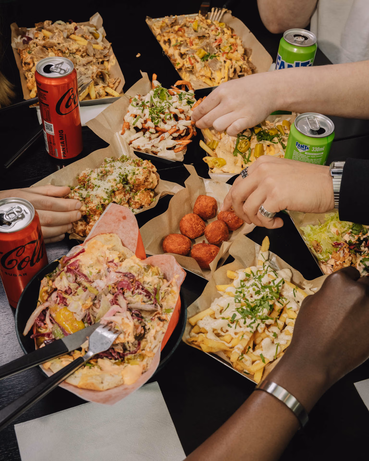 Kebab, såser och färska tillbehör från Holy Kebabs egen bildbank